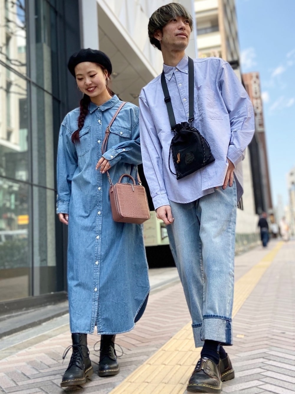 ブルー系のシャツワンピース、ブラック系のメッセンジャーバッグ、ブルー系のシャツ/ブラウスを着用したレディースの春コーディネートの1枚目の写真