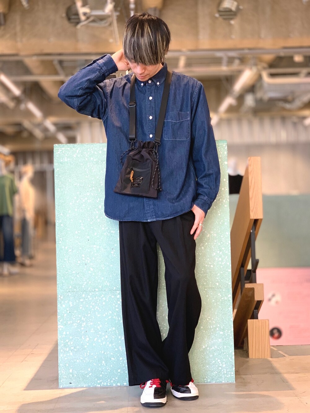 ブルー系のシャツ/ブラウス、ブラック系のメッセンジャーバッグ、ブラック系のその他パンツを着用したメンズの春コーディネートの1枚目の写真