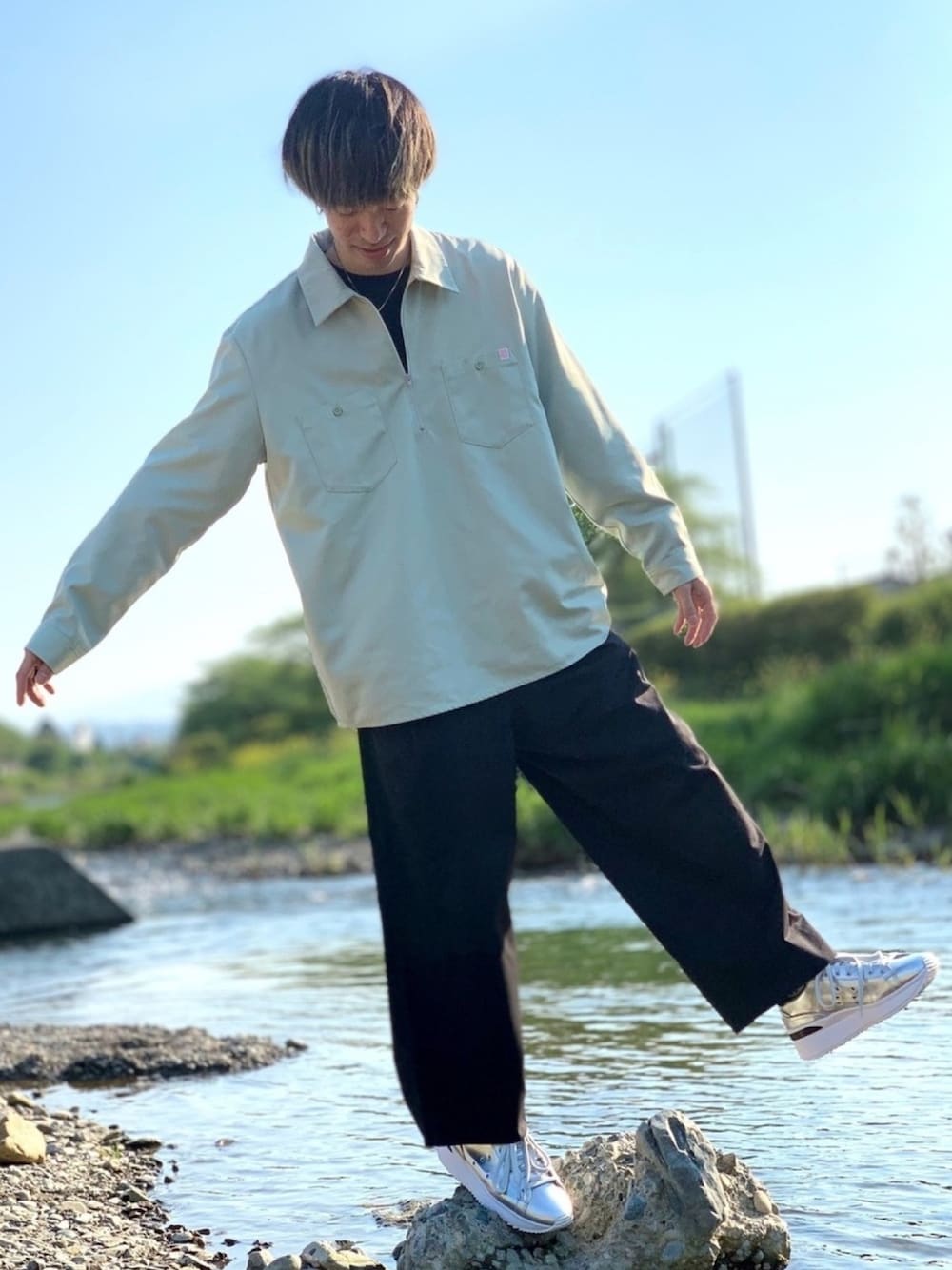 グリーン系のシャツ/ブラウス、ブラック系のTシャツ/カットソー、ブラック系のその他パンツを着用したメンズの春コーディネートの1枚目の写真