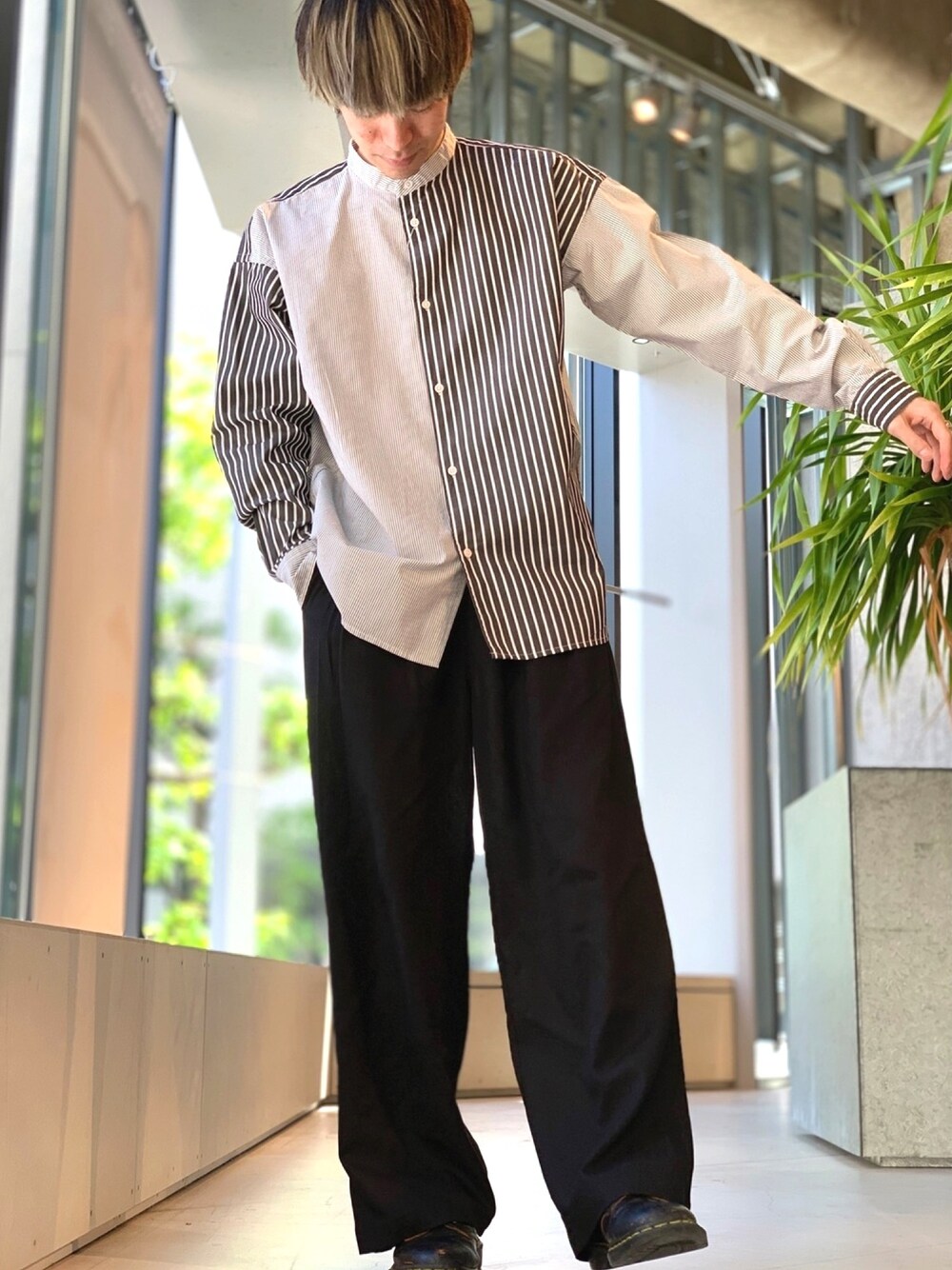 ブラック系のその他パンツ、ブラック系のローファー、ブラック系のシャツ/ブラウスを着用したメンズの春コーディネートの1枚目の写真