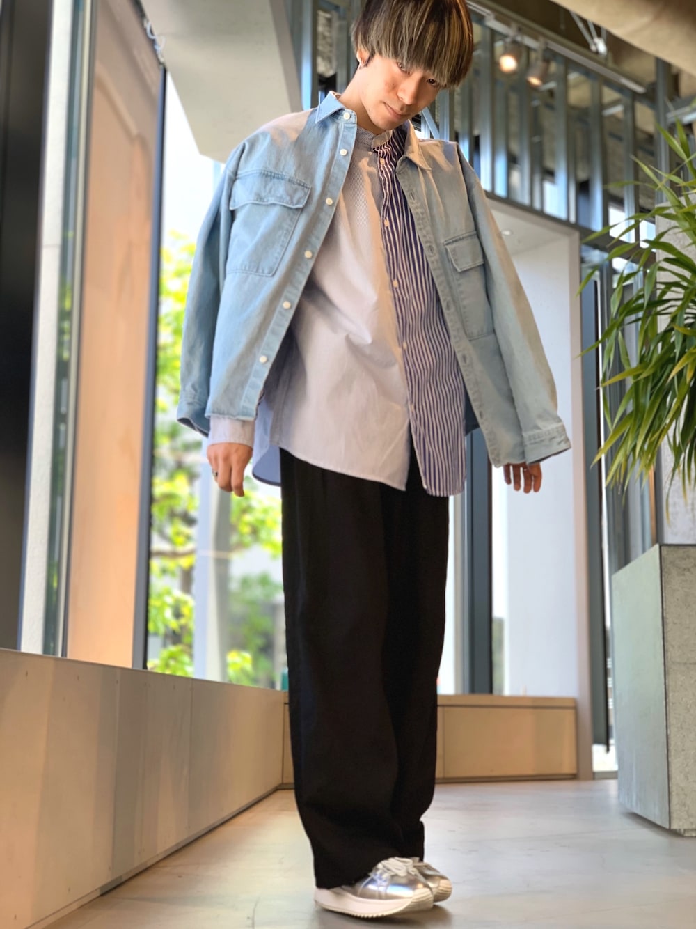 ブルー系のシャツ/ブラウス、ブルー系のデニムジャケット、ブラック系のその他パンツを着用したメンズの春コーディネートの1枚目の写真