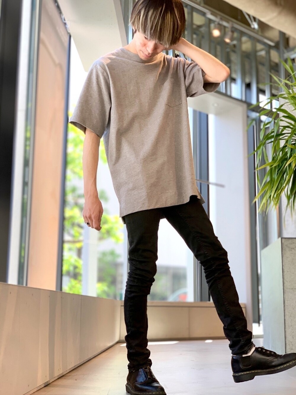 グレー系のTシャツ/カットソー、グレー系のデニムパンツ、ブラック系のローファーを着用したメンズの春コーディネートの1枚目の写真