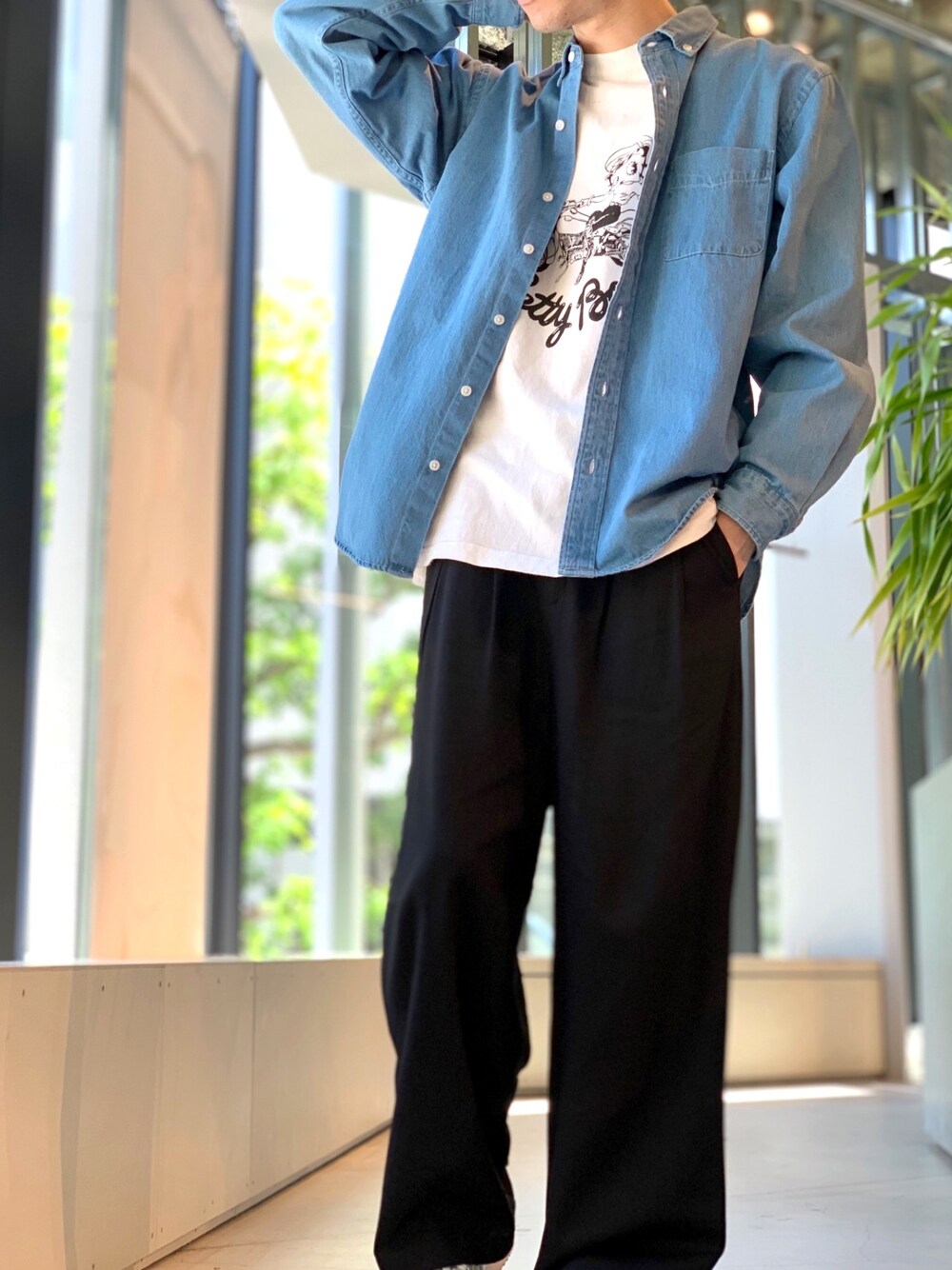 ブルー系のシャツ/ブラウス、ホワイト系のTシャツ/カットソー、ブラック系のその他パンツを着用したメンズの春コーディネートの1枚目の写真