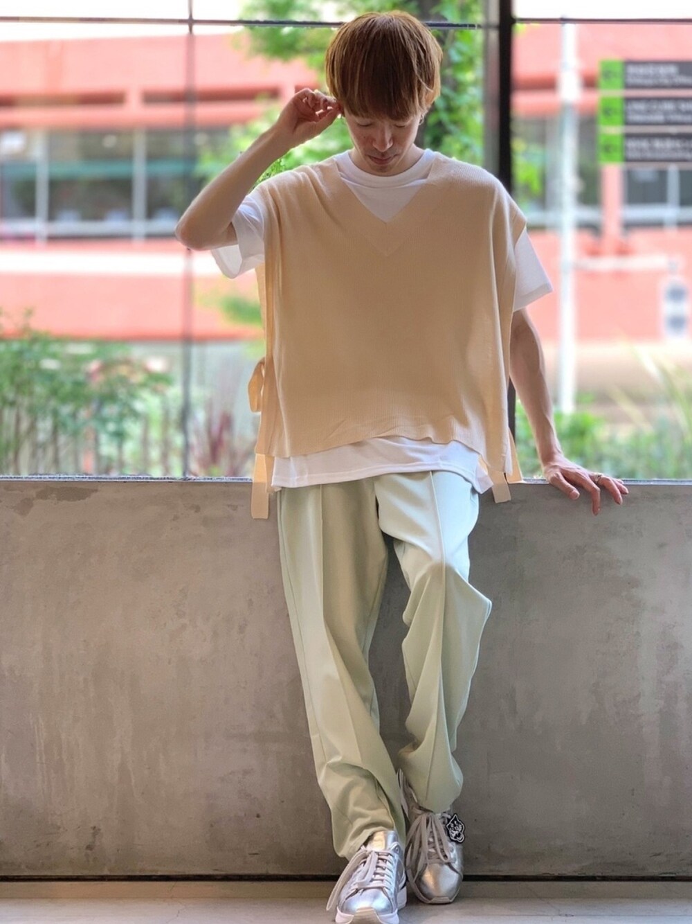 「KOE、春夏コーデ、ユニセックス、きれいめカジュアル、くすみカラー、シンプルコーデ、シンプル、ニットベスト、スニーカー、ゆるコーデ」｜「Instagramもフォローお願いします🙇‍♂️🙇‍♂️のアイテム（その他、その他）」を使った、Kazumaさん（メンズ・172cm）の夏コーディネートの1枚目の写真