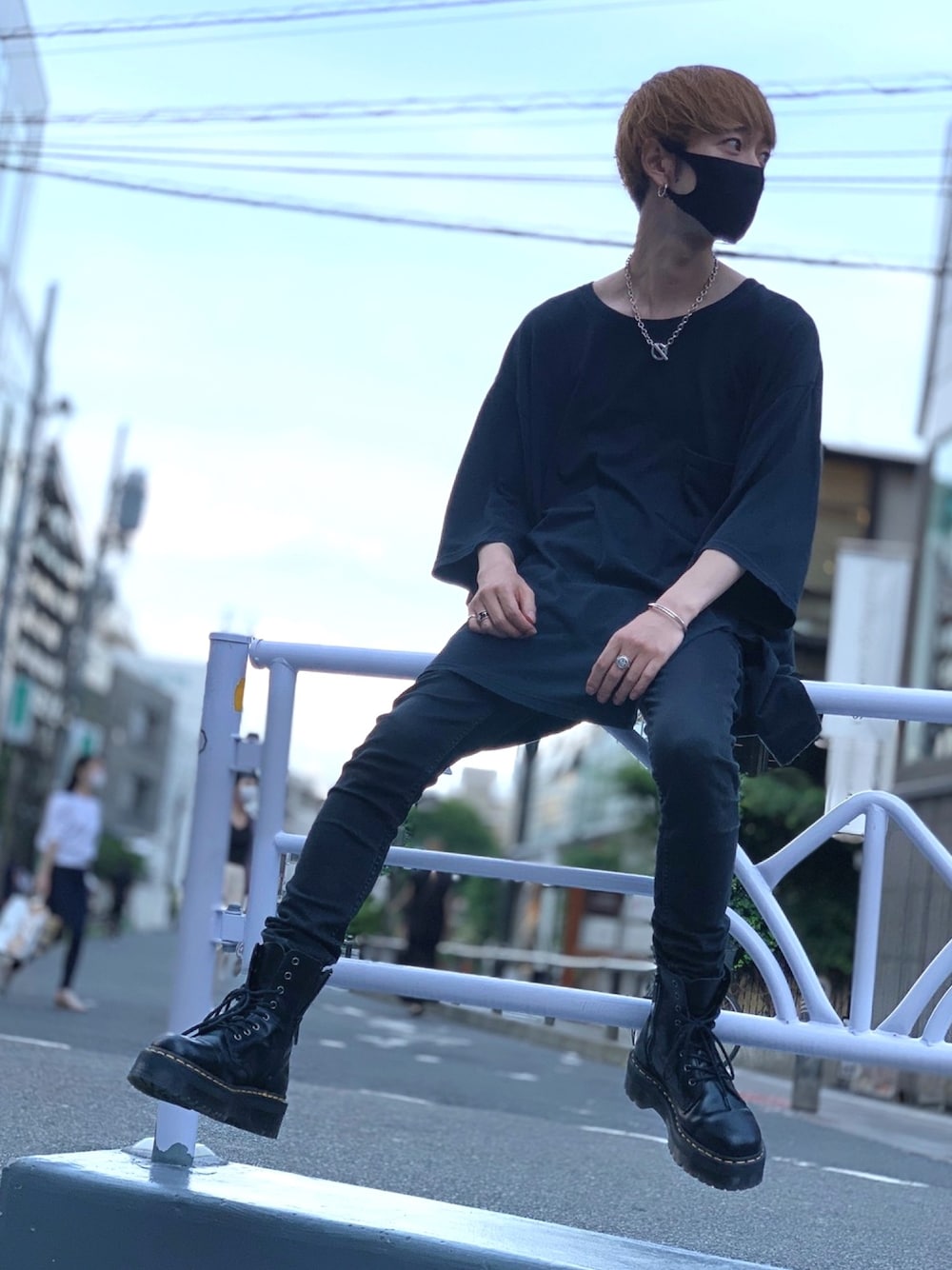 ブラック系のTシャツ/カットソー、グレー系のデニムパンツ、ブラック系のシューズを着用したメンズの夏コーディネートの1枚目の写真