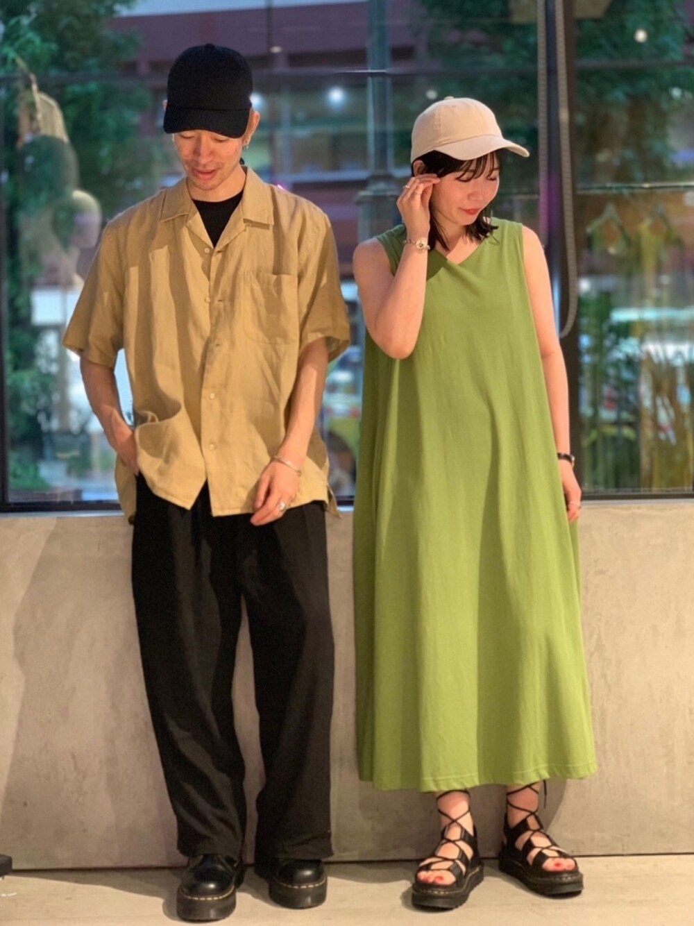 ベージュ系のシャツ/ブラウス、ブラック系のその他パンツ、グリーン系のワンピースを着用したレディースの夏コーディネートの1枚目の写真