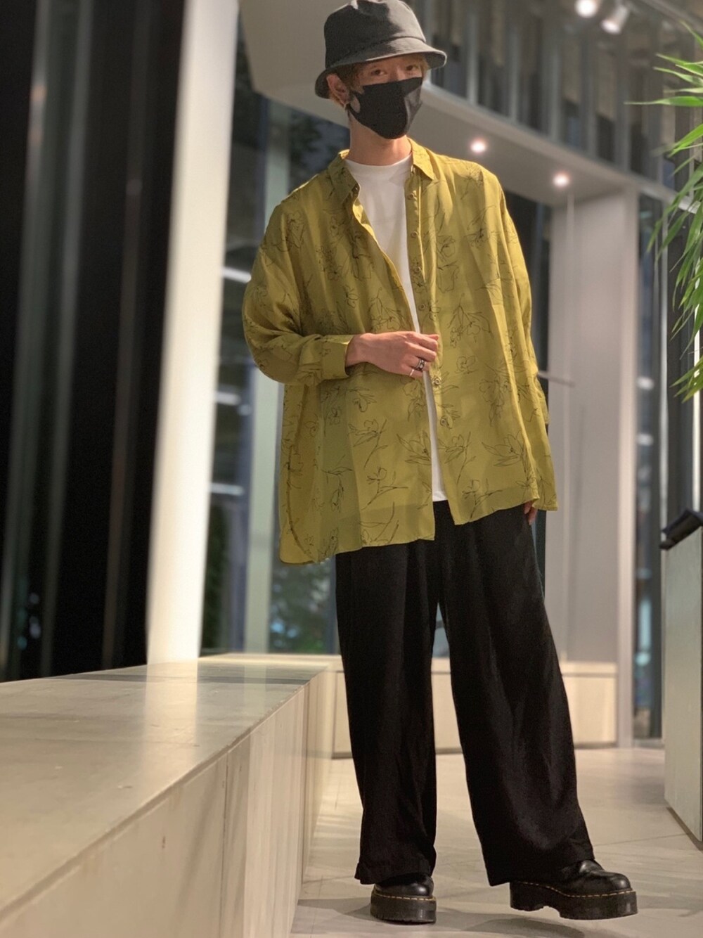 その他のシャツ/ブラウス、ホワイト系のTシャツ/カットソー、ブラック系のその他パンツを着用したメンズの夏コーディネートの1枚目の写真