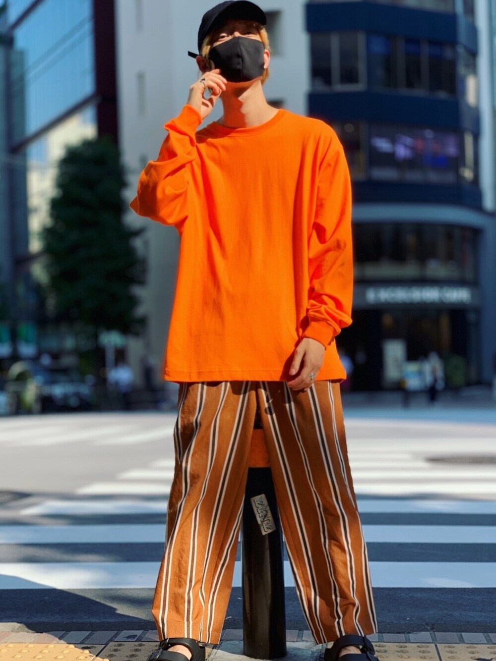 オレンジ系のTシャツ/カットソー、ブラウン系のその他パンツ、その他のその他を着用したメンズの夏コーディネートの1枚目の写真
