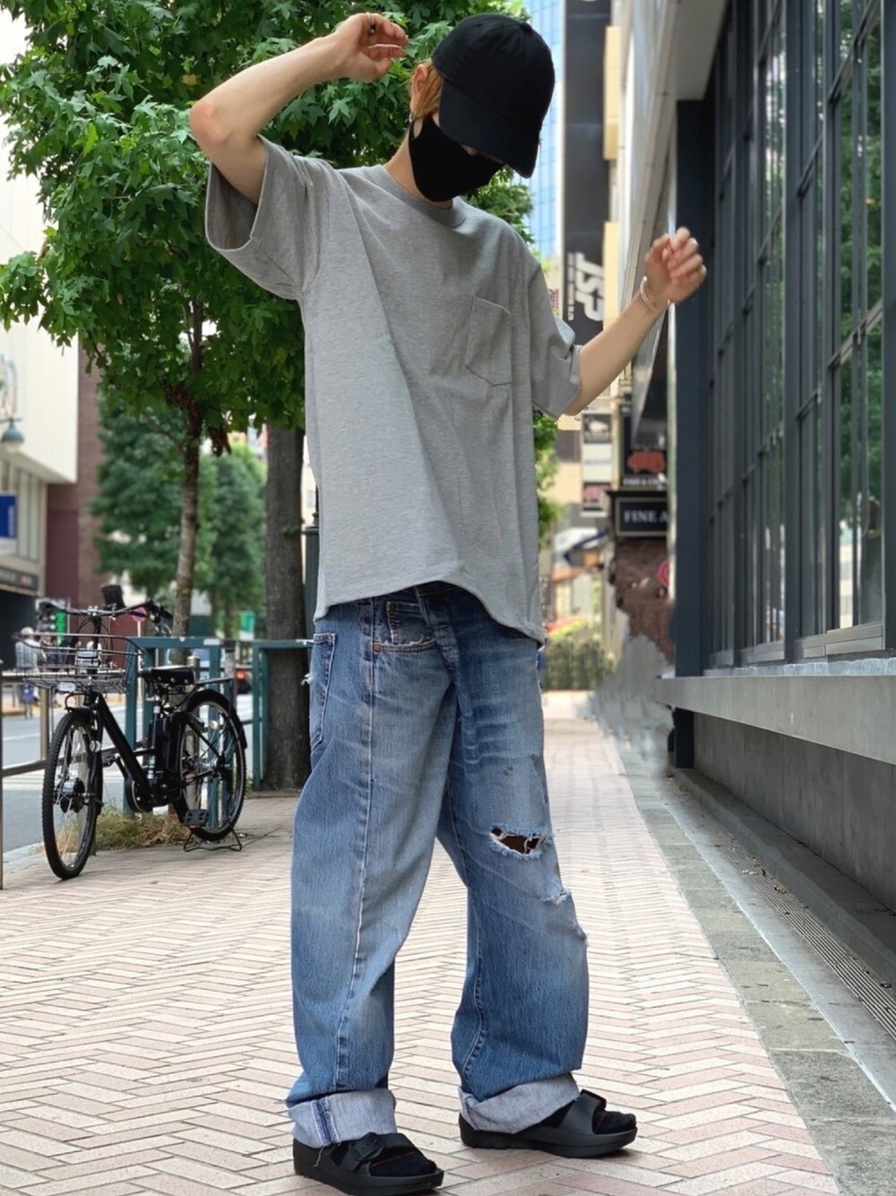 グレー系のTシャツ/カットソー、その他のその他、ブラック系のキャップを着用したメンズの夏コーディネートの1枚目の写真