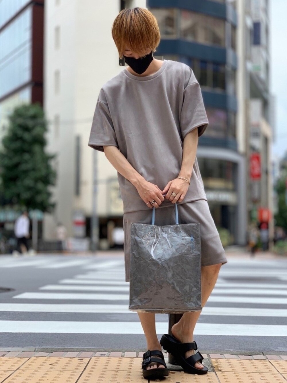 グレー系のトートバッグ、グレー系のTシャツ/カットソー、グレー系のその他パンツを着用したメンズの夏コーディネートの1枚目の写真