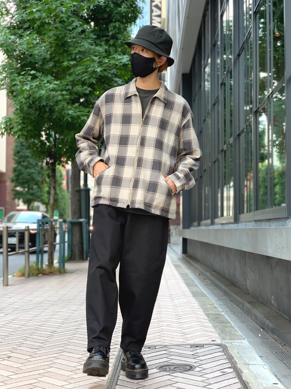 グレー系のTシャツ/カットソー、ブラック系のその他パンツ、ブラック系のシューズを着用したメンズの秋コーディネートの1枚目の写真