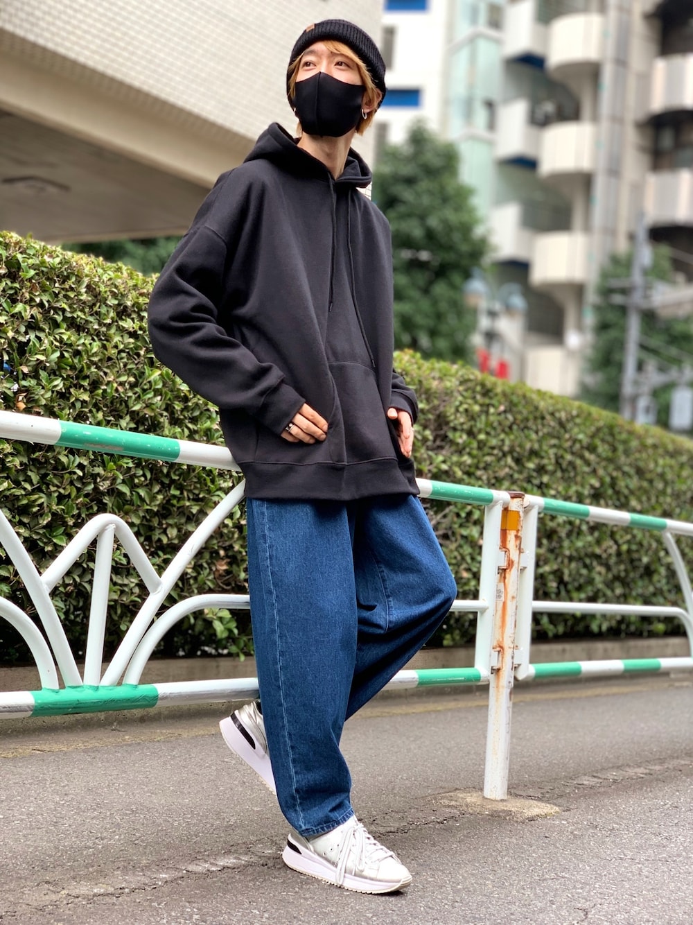 ブラック系のパーカー、ブルー系のその他パンツ、その他のその他を着用したメンズの秋コーディネートの1枚目の写真