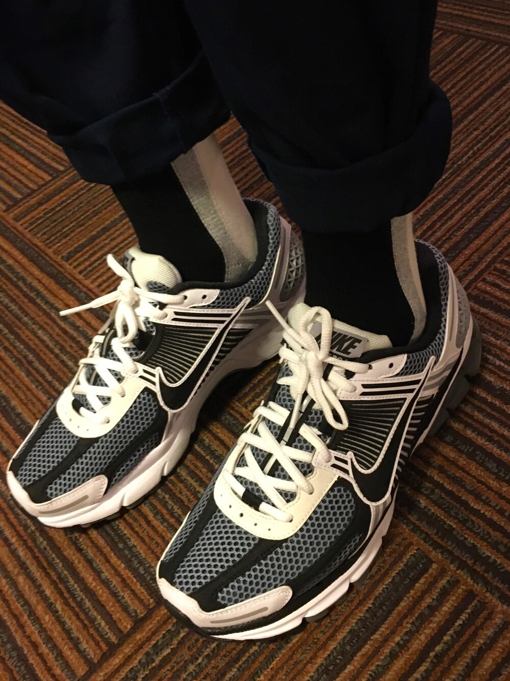 「NIKE ZOOM VOMERO 5 SE SPのアイテム（スニーカー、グレー系）」を使った、Kさん（メンズ・170cm）の秋コーディネートの1枚目の写真