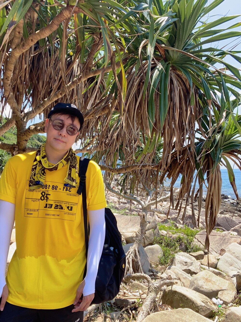 「DIESELのアイテム（Tシャツ/カットソー、イエロー系）」を使った、Kさん（メンズ・170cm）の春コーディネートの1枚目の写真
