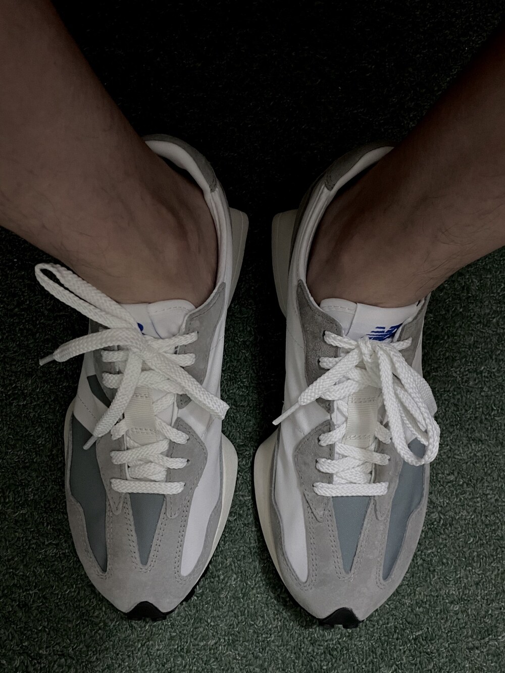 「NEW BALANCEのアイテム（スニーカー、グレー系）」を使った、Kさん（メンズ・170cm）の春コーディネートの1枚目の写真