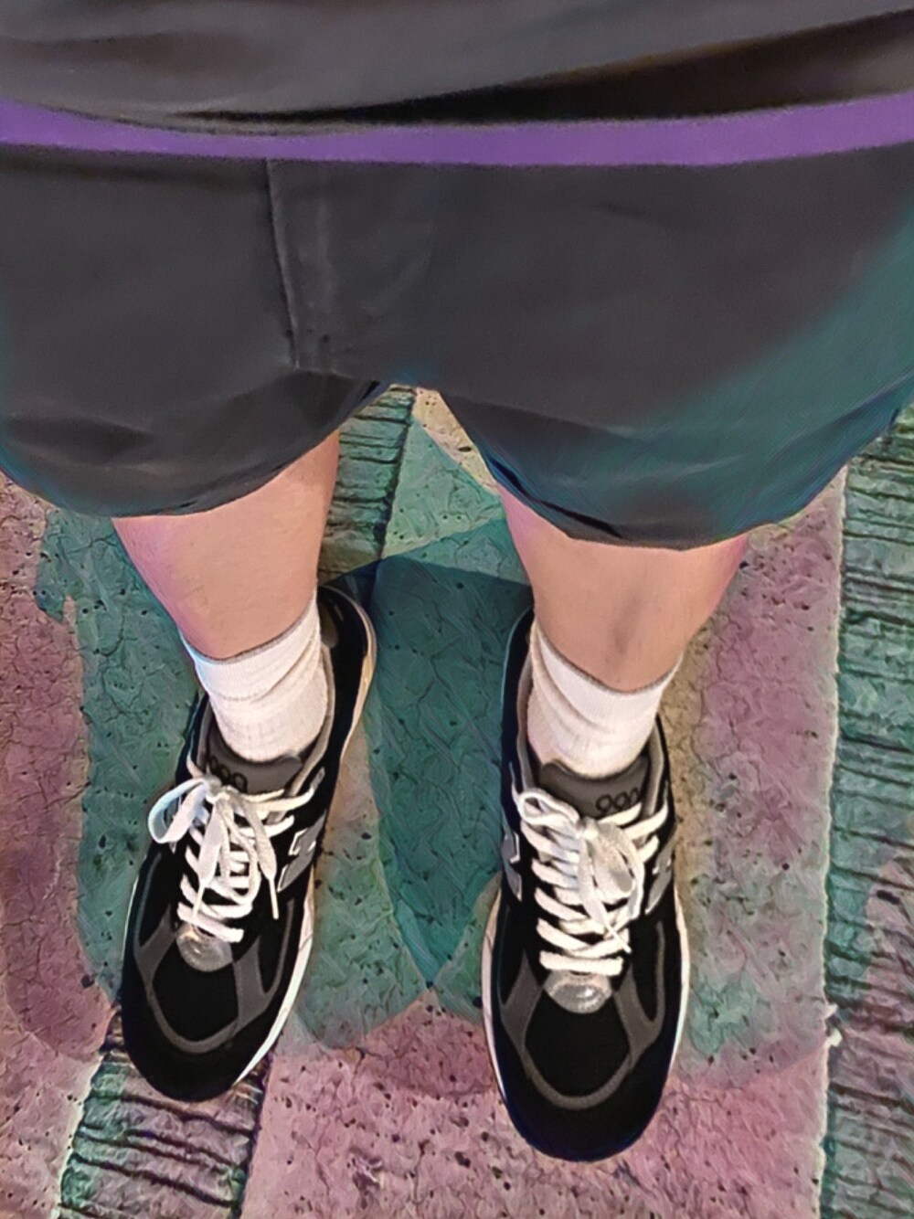 「NEW BALANCEのアイテム（スニーカー、ブラック系）」を使った、Kさん（メンズ・170cm）の秋コーディネートの1枚目の写真