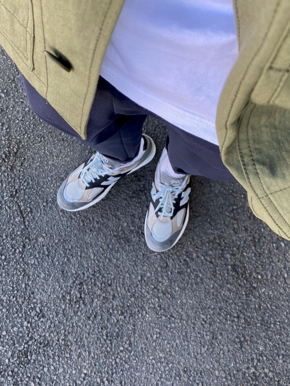 「NEW BALANCEのアイテム（スニーカー、グレー系）」を使った、Kさん（メンズ・170cm）の冬コーディネートの1枚目の写真