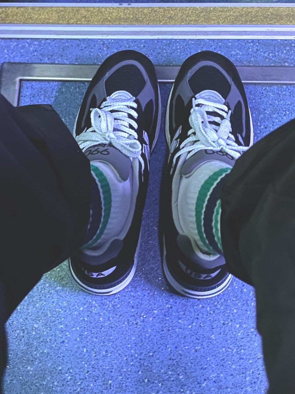 「NEW BALANCEのアイテム（スニーカー、ブラック系）」を使った、Kさん（メンズ・170cm）の冬コーディネートの1枚目の写真