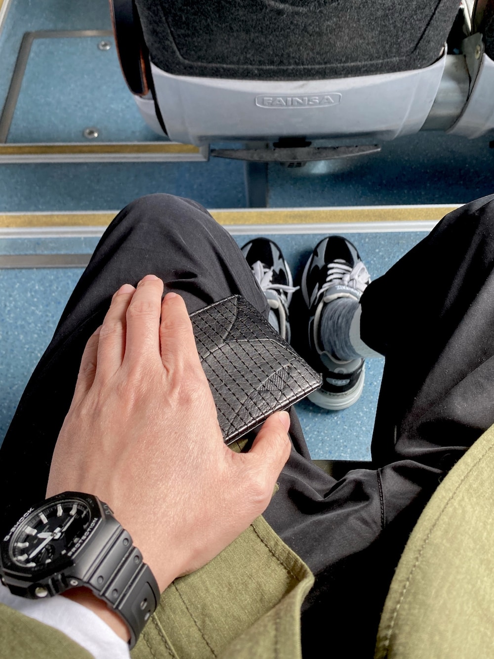 「NEW BALANCEのアイテム（スニーカー、ブラック系）」を使った、Kさん（メンズ・170cm）の冬コーディネートの1枚目の写真