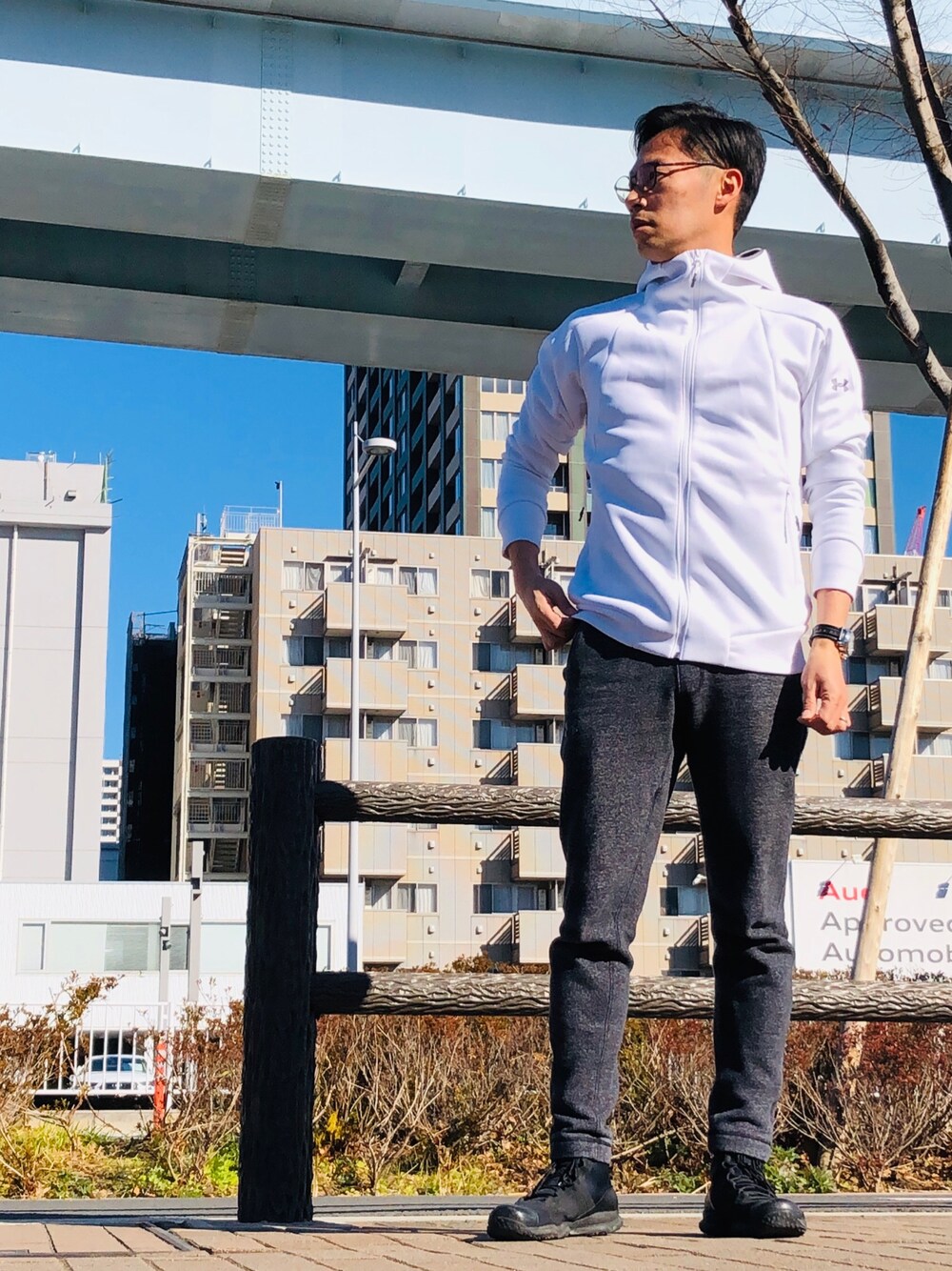 「大人カジュアル、モノトーン、スポーツミックス、パーカー、見えないけど実は、赤ソックス」｜「UNDER ARMOURのメンズ トレーニングパーカー /  ニットフルジップフーディー2.0（ジャージ、ホワイト系）」を使った、Tripledouble567さん（メンズ・178cm）の冬コーディネートの1枚目の写真
