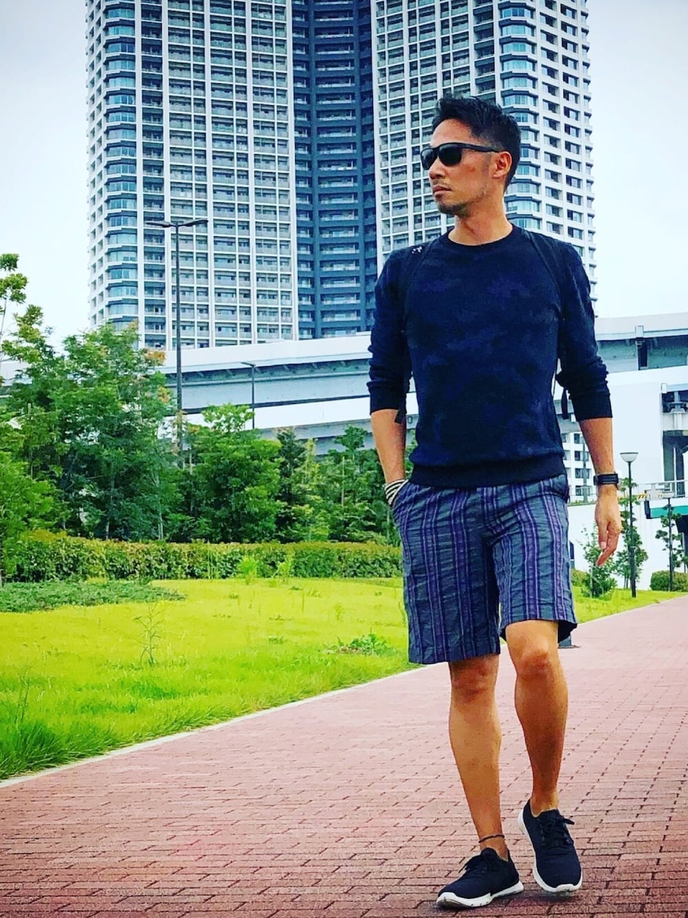 「ショートパンツ、短パン、長袖×短パン、カモフラ、迷彩、ストライプパンツ、ストライプショーツ、大人カジュアル、オトナカジュアル」｜「UNDER ARMOURのアイテム（スウェット、ブラック系）」を使った、Tripledouble567さん（メンズ・178cm）の夏コーディネートの1枚目の写真