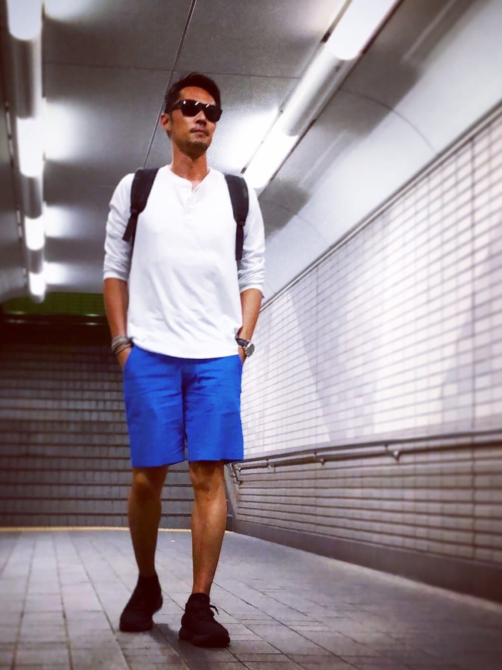 「ヘンリーネック、ロンT、ロンT×短パン、ショートパンツ、ショーツ、ショーツスタイル、大人カジュアル、シンプル、ootd」｜「UNDER ARMOURのアイテム（その他パンツ、ブルー系）」を使った、Tripledouble567さん（メンズ・178cm）の秋コーディネートの1枚目の写真
