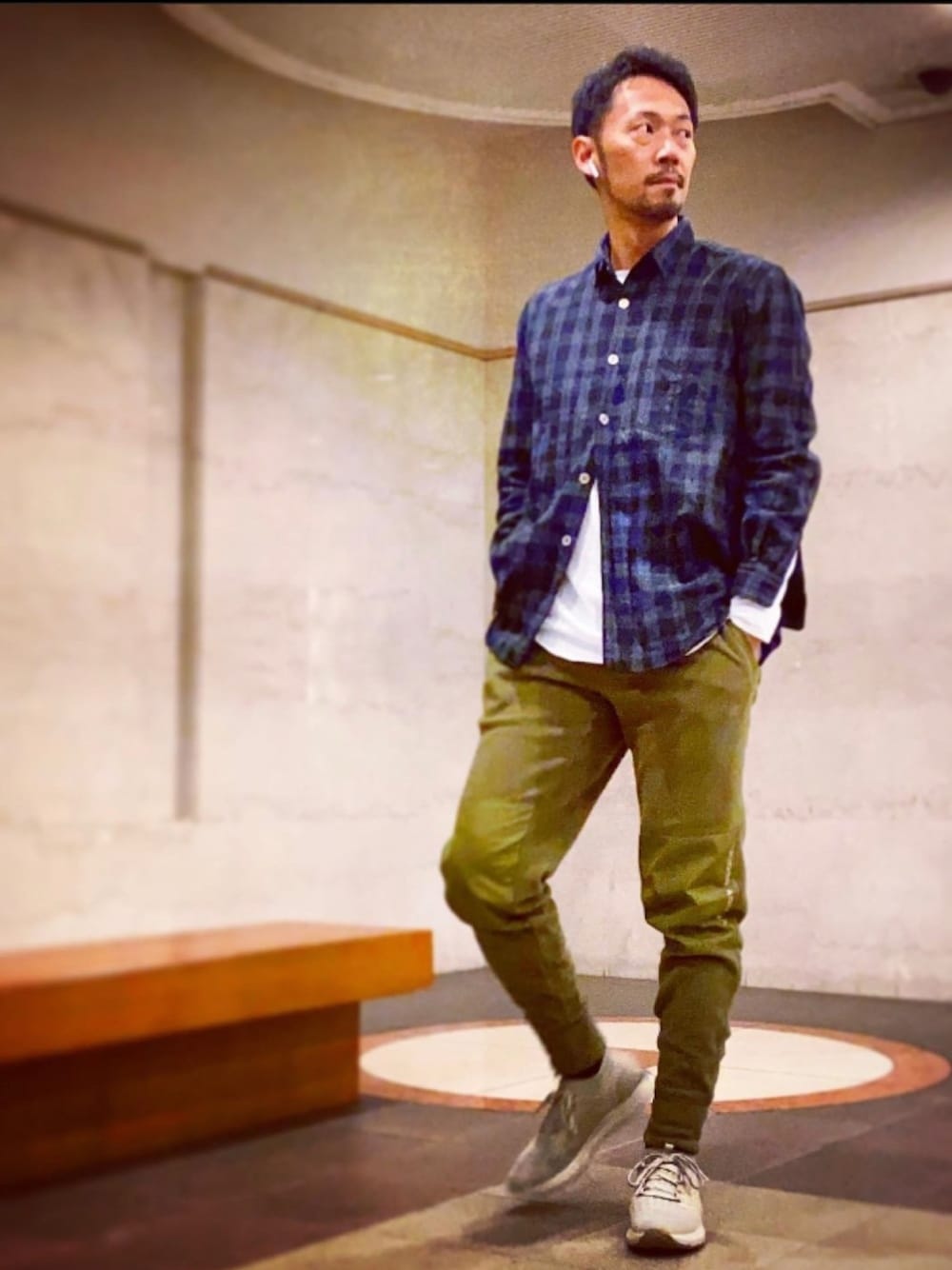 「大人カジュアル、ウールシャツ、チェックシャツ、フリース、フリースパンツ、Yライン、オトナカジュアル、シンプル」｜「COMME des GARCONSのアイテム（シャツ/ブラウス、ブラック系）」を使った、Tripledouble567さん（メンズ・178cm）の冬コーディネートの1枚目の写真