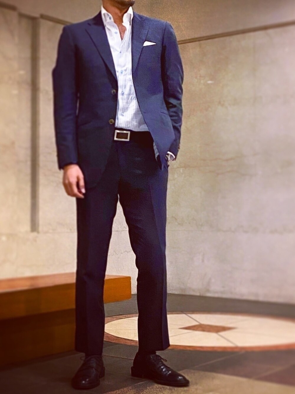 「クレリックシャツ、ノータイ、ノータイ・スーツスタイル、ネイビースーツ、プレーントゥ、スーツスタイル」｜「Azabu Tailorのアイテム（シャツ/ブラウス、ブルー系）」を使った、Tripledouble567さん（メンズ・178cm）の冬コーディネートの1枚目の写真