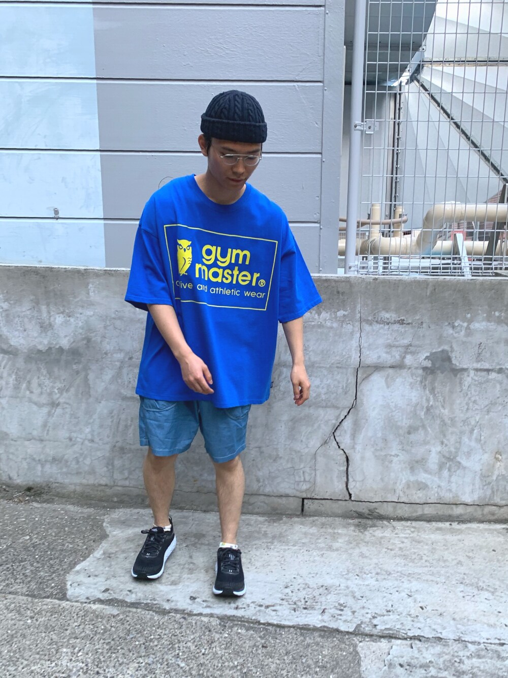 ブルー系のTシャツ/カットソー、ブルー系のカーゴパンツ、ブラック系のスニーカーを着用したメンズの春コーディネートの1枚目の写真