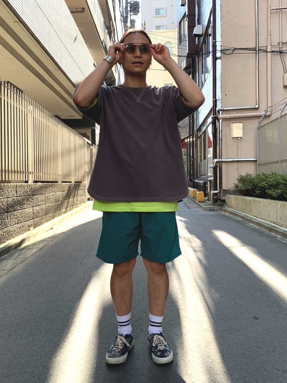 ブラウン系のTシャツ/カットソー、イエロー系のTシャツ/カットソー、グリーン系のその他パンツを着用したメンズの夏コーディネートの1枚目の写真