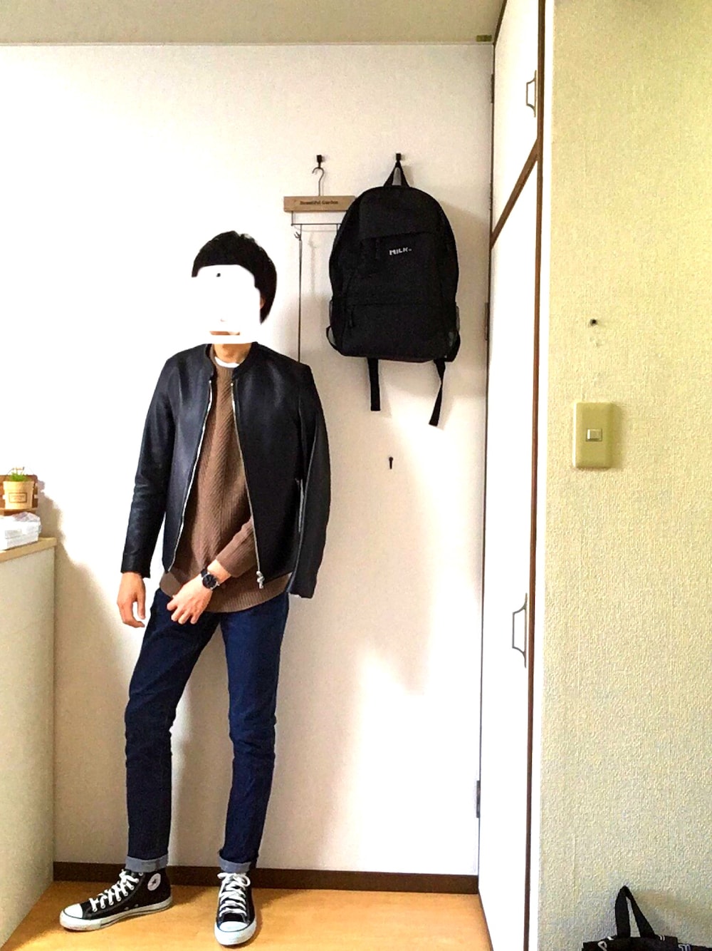 「カジュアルコーデ、リドム、GU、プチプラ、おしゃれさんと繋がりたい、シンプル、スニーカー、コンバース、フォローミー、相互フォロー」｜「LIDNMのLIDnM/リドム/ラムレザーシングルライダース（ライダースジャケット、ブラック系）」を使った、シーユエン チンスーさん（メンズ・180cm）の春コーディネートの1枚目の写真