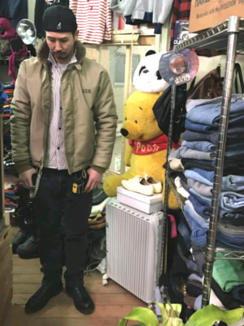 ベージュ系のミリタリージャケット、ホワイト系のシャツ/ブラウス、ブラック系のデニムパンツを着用したメンズの冬コーディネートの1枚目の写真