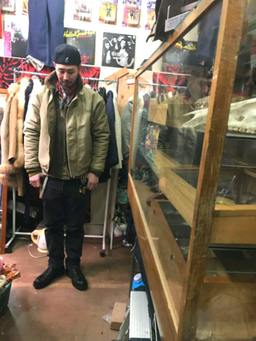 グリーン系のシャツ/ブラウス、ベージュ系のミリタリージャケット、レッド系のポロシャツを着用したメンズの冬コーディネートの1枚目の写真