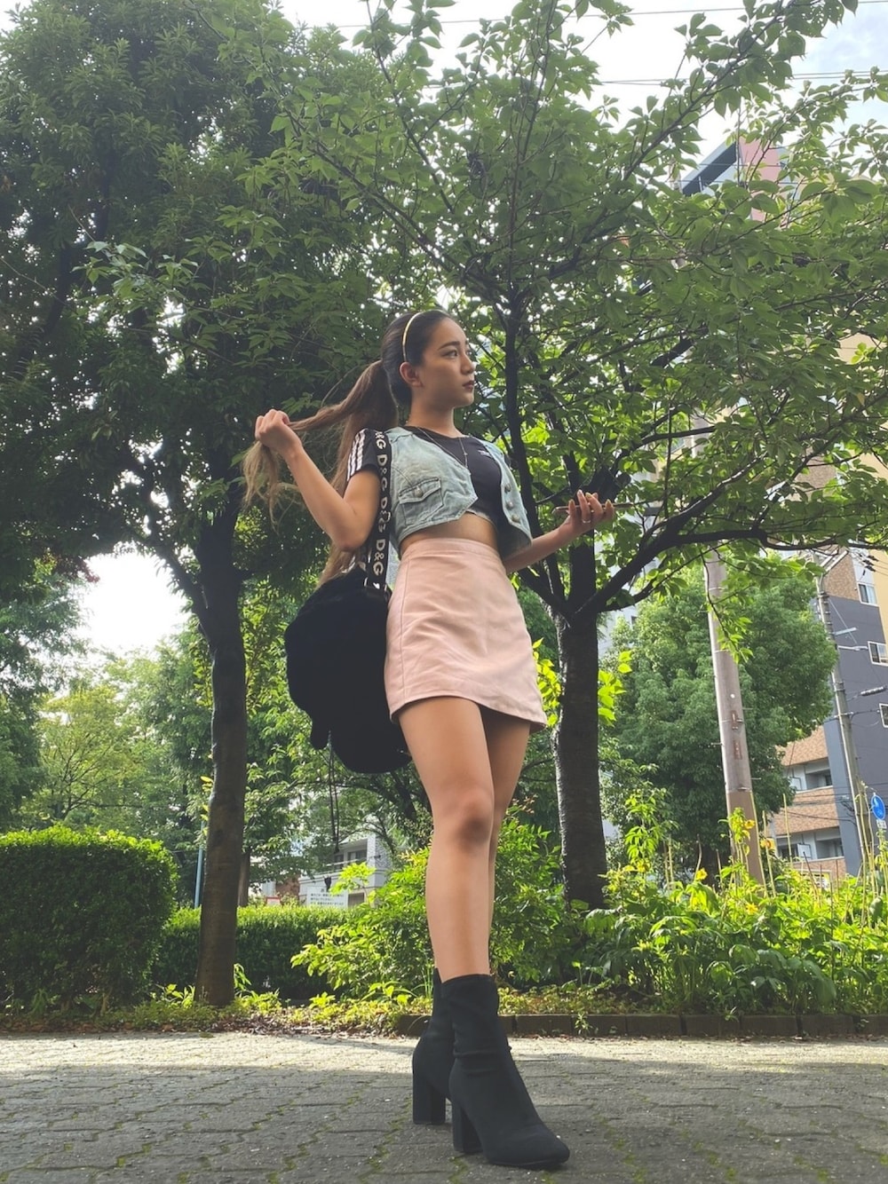 「adidas、ドルチェ＆ガッバーナ、夏コーデ、ストリート、ガーリー、ポニーテール、Calvin Klein、カチューシャ、夏ブーツ、ミニスカート」｜「H&Mのアイテム（カチューシャ、ゴールド系）」を使った、chihirokikkawaさん（レディース・152cm）の夏コーディネートの1枚目の写真