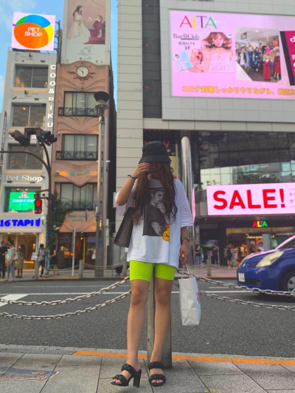 「今日のコーデ、お洒落さんとつながりたい、休日スタイル、リラックススタイル、東京、ストリート、ジャスティンビーバー、バケットハット、ネオンカラー」｜「H&Mのアイテム（帽子、ブラック系）」を使った、chihirokikkawaさん（レディース・152cm）の夏コーディネートの1枚目の写真