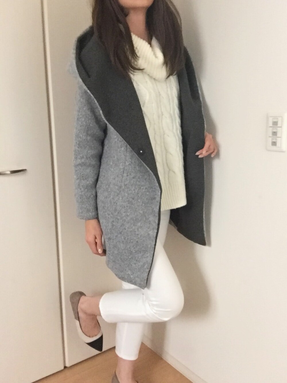「INGNIのアイテム（その他アウター、グレー系）」を使った、keep bleeding blueさん（レディース・170cm）の冬コーディネートの1枚目の写真