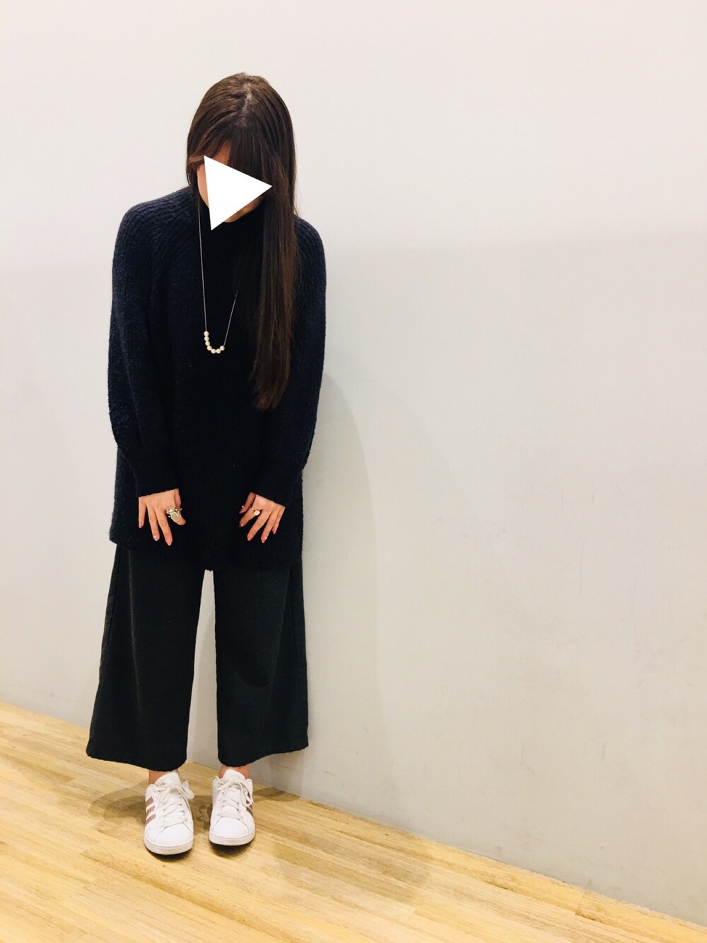 ブルー系のチュニック、グレー系のその他パンツを着用したレディースの冬コーディネートの1枚目の写真