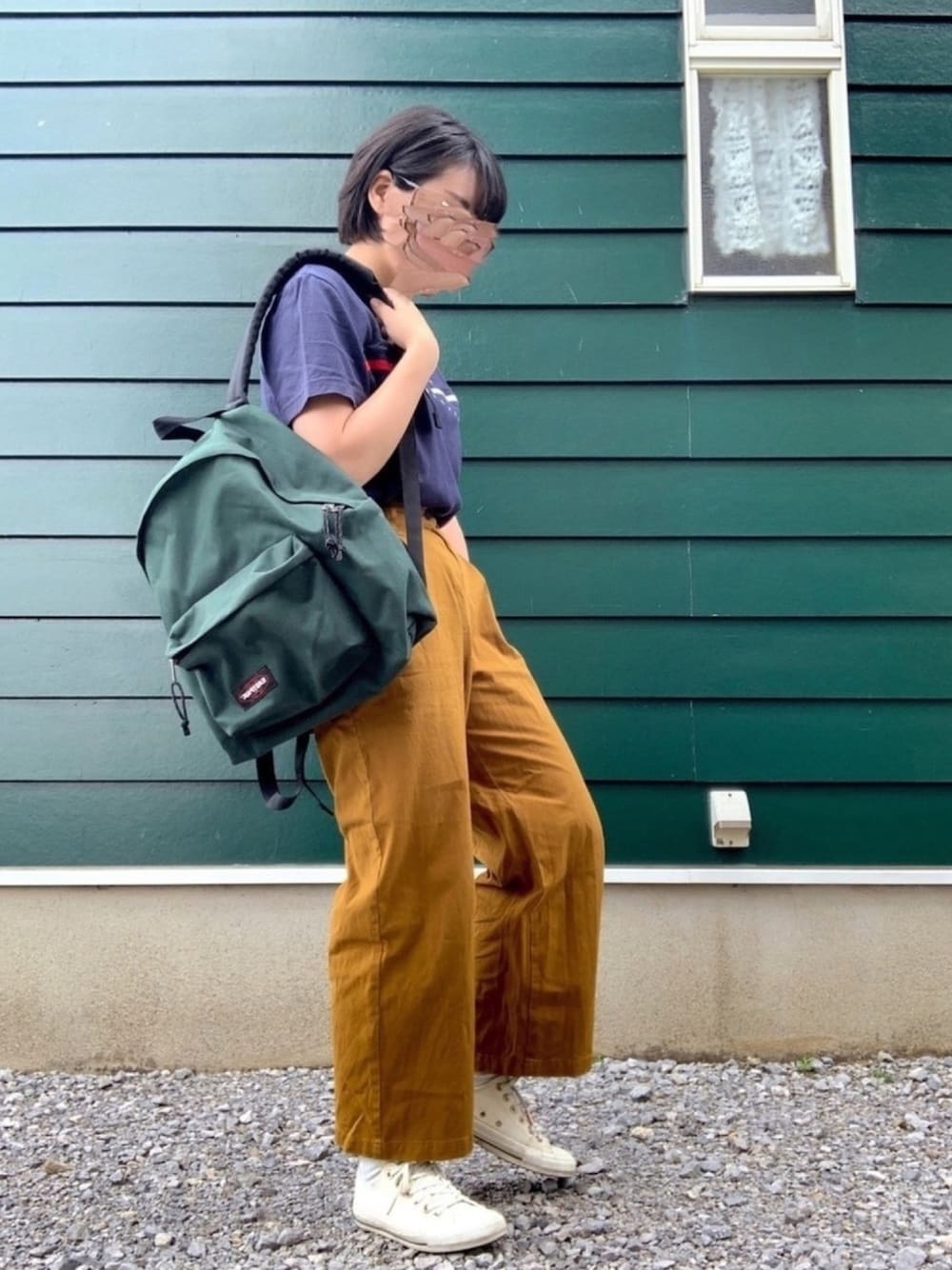 「シンプル、カジュアル、夏、ロゴT、Tシャツ、リュック、ラクチンコーデ、パンツスタイル、無印良品、TOMMY HILFIGER」｜「無印良品のアイテム（パンツ、ブラウン系）」を使った、Noahさん（レディース・160cm）の夏コーディネートの1枚目の写真