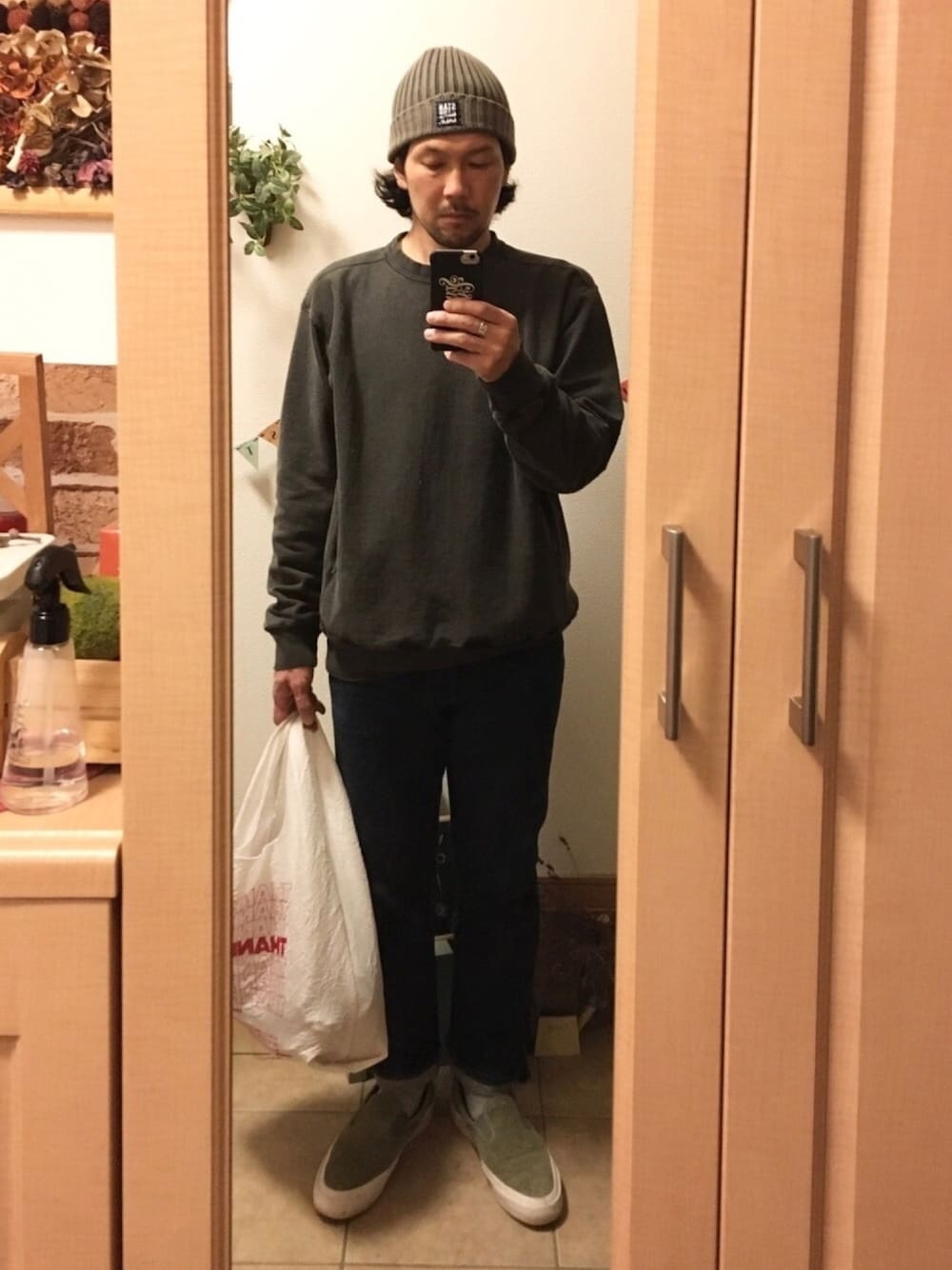 「シンプル、ニットキャップ、スウェット、goodon、デニム、converse、ヒールスター、アメカジ、古着、vintage」｜「STANDARD CALIFORNIAのアイテム（ニットキャップ/ビーニー、グレー系）」を使った、tomolexさん（メンズ・172cm）の冬コーディネートの1枚目の写真