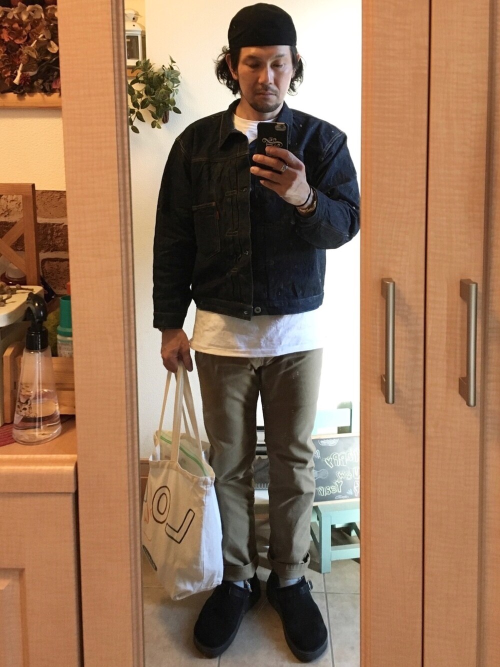 「シンプルコーデ、大人カジュアル、メカニックキャップ、デニムジャケット、アメカジ、vintage、古着、トートバッグ、stayhome、レザーシューズ」｜「STEVENSON OVERALL CO.のSOC mechanic cap（キャップ、ブラック系）」を使った、tomolexさん（メンズ・172cm）の冬コーディネートの1枚目の写真