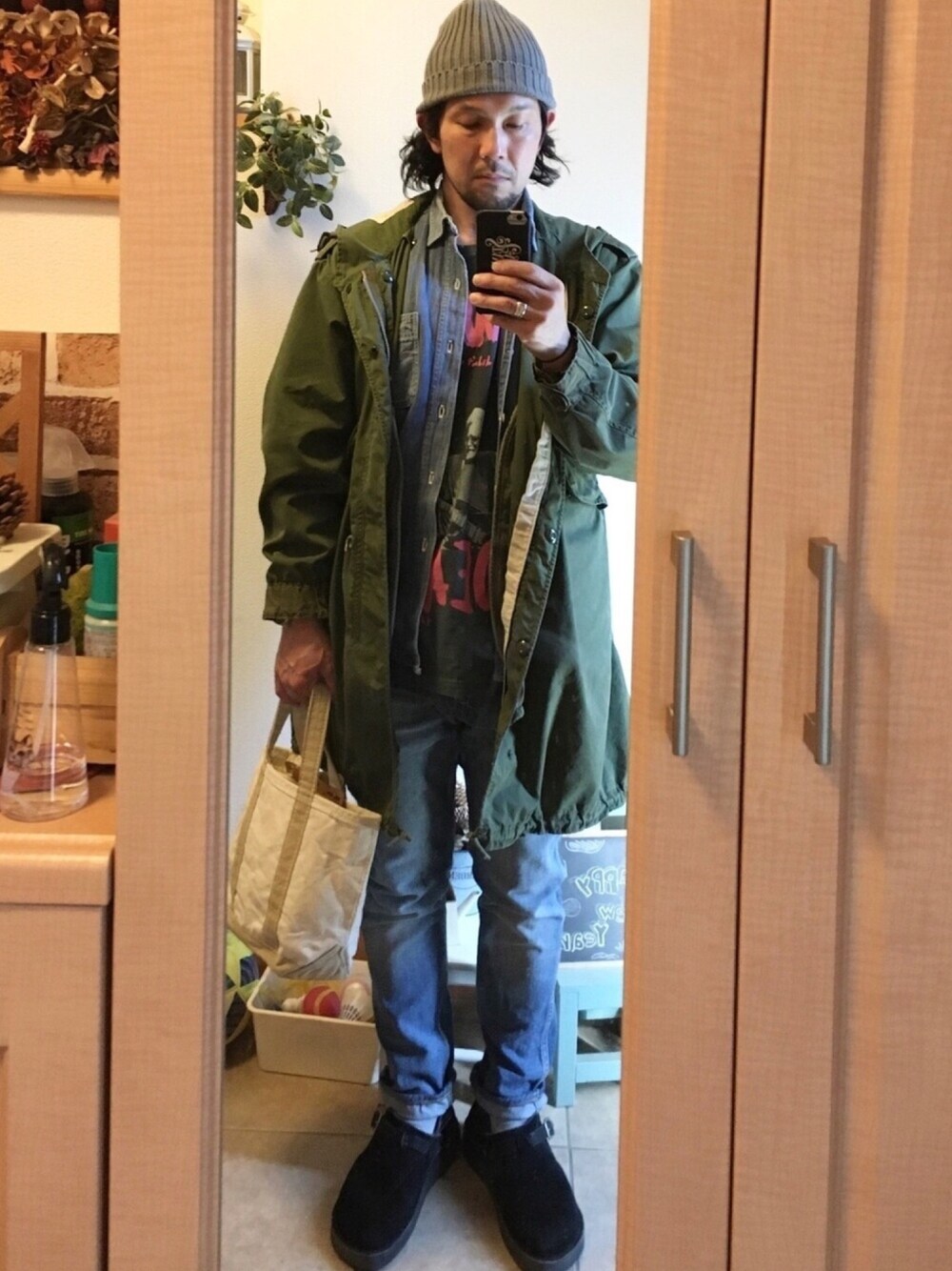 「春コーデ、ミリタリージャケット、M51、デニムシャツ、デニム、アメカジ、vintage、古着、トートバッグ、ニットキャップ」｜「STANDARD CALIFORNIAのアイテム（ニットキャップ/ビーニー、グレー系）」を使った、tomolexさん（メンズ・172cm）の春コーディネートの1枚目の写真