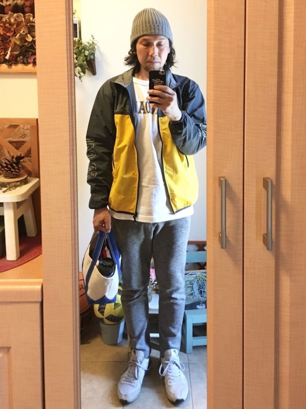 「オトナカジュアル、ニットキャップ、ナイロンジャケット、Tシャツ、グラミチ、ナイキ、アメカジ、古着、vintage、トートバッグ」｜「STANDARD CALIFORNIAのアイテム（ニットキャップ/ビーニー、グレー系）」を使った、tomolexさん（メンズ・172cm）の夏コーディネートの1枚目の写真