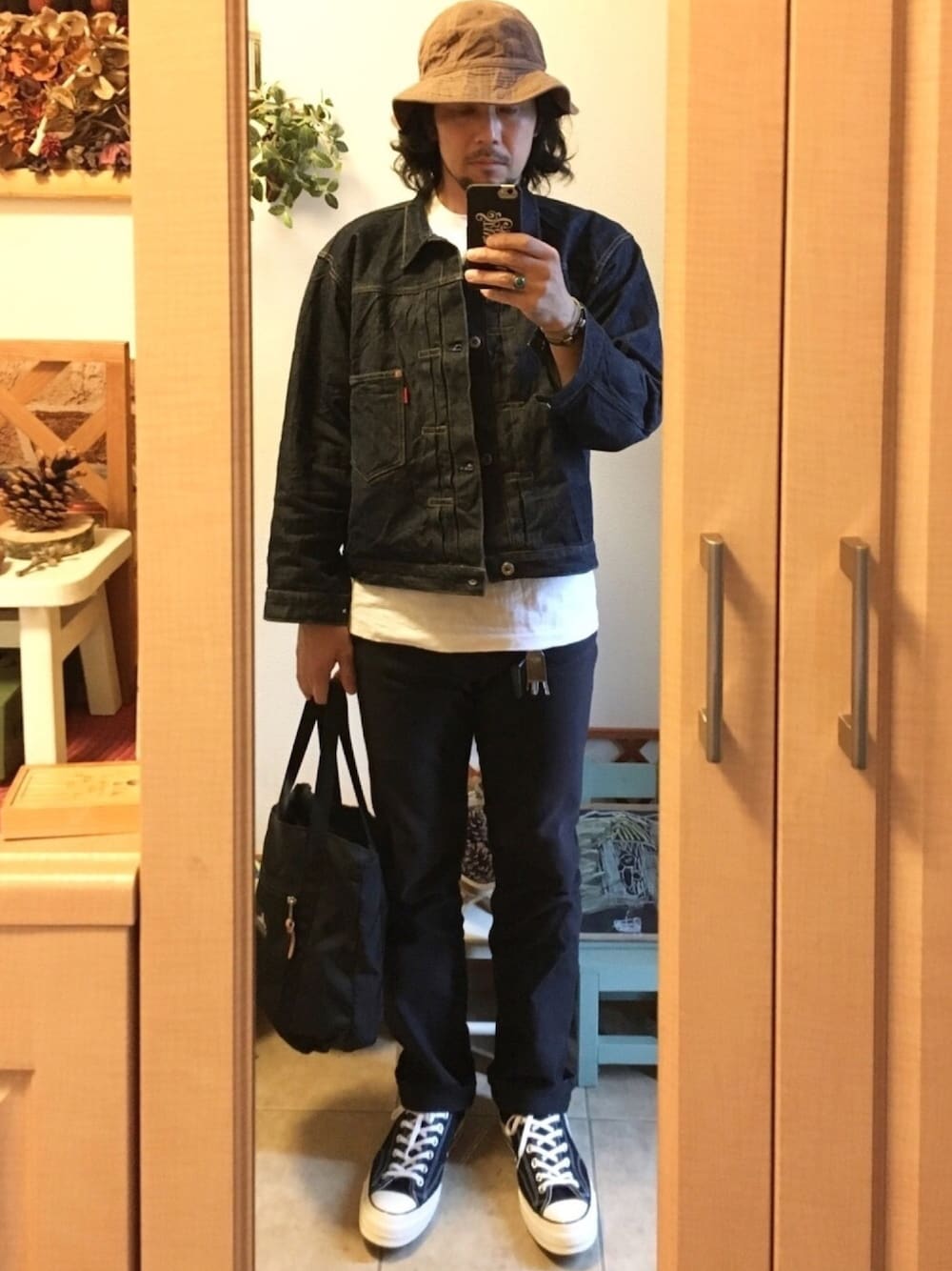 「ラフ、ハット、デニムジャケット、Tシャツ、黒パンツ、チャックテイラー、トートバッグ、vintage、アメカジ、古着」｜「Nigel Cabournのアイテム（ハット、ブラウン系）」を使った、tomolexさん（メンズ・172cm）の夏コーディネートの1枚目の写真