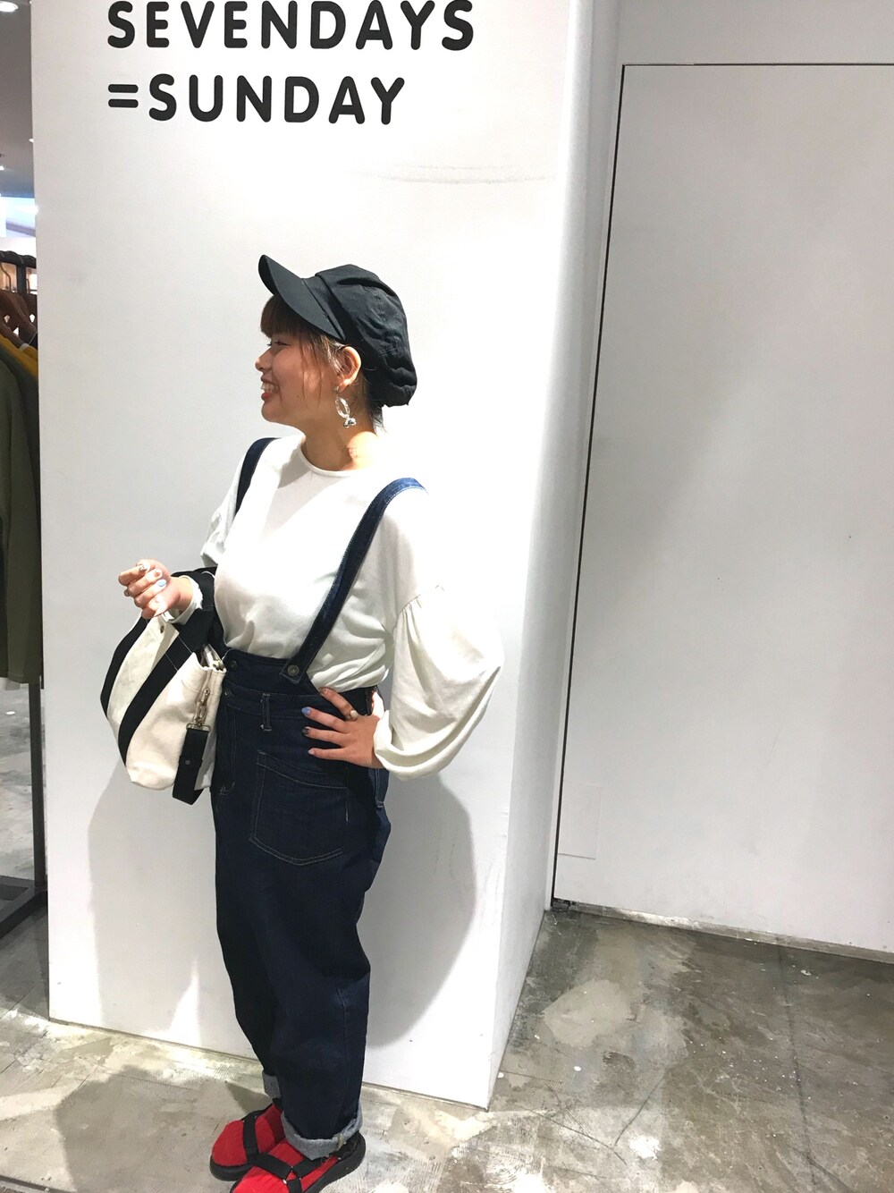 「秋のコーデ、teva、デニムオールインワン、SEVENDAYS＝SUNDAY、バルーンスリーブ、152cm」｜「SEVENDAYS=SUNDAYのバルーン袖プルオーバー（Tシャツ/カットソー、レッド系）」を使った、マナティさん（レディース・152cm）の夏コーディネートの1枚目の写真