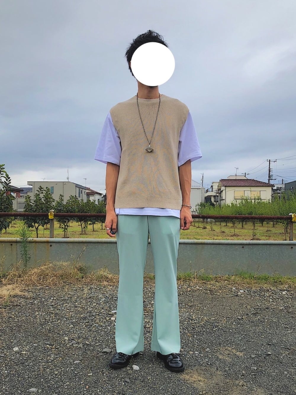 「#ニットベスト、ニットコーデ、ベスト×Tシャツ、シンプルコーデ、フレアパンツ、パステルカラー、フレアパンツコーデ」｜「RAGEBLUEのルーズニットクルーベスト /828146（ニット/セーター、ベージュ系）」を使った、トルネコさん（メンズ・175cm）の秋コーディネートの1枚目の写真