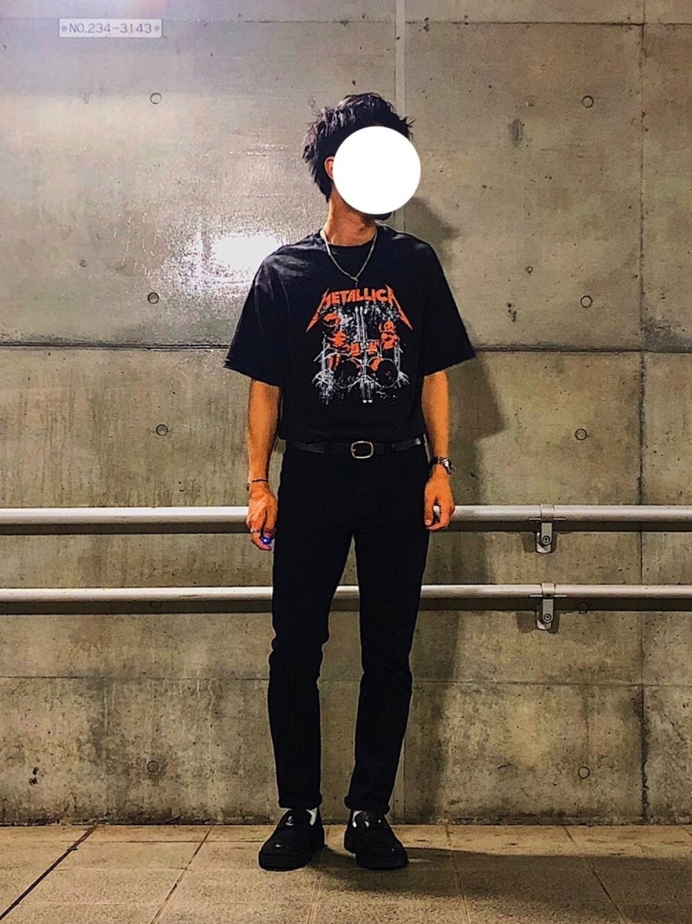 「バンドT、バンドTシャツ、オールブラックコーデ、ブラックコーデ、スキニーパンツ、タックインコーデ、タックイン、タックインスタイル、オールブラック」｜「GUCCIのアイテム（腕時計、シルバー系）」を使った、トルネコさん（メンズ・175cm）の秋コーディネートの1枚目の写真