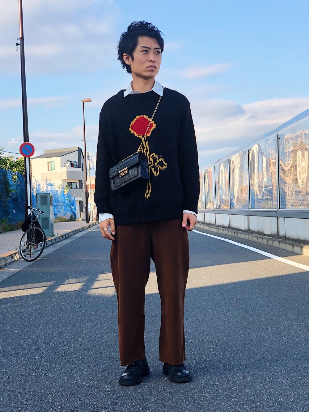 「秋コーデ、ニットコーデ、薔薇、バラ柄、ブラウンパンツ、スラックスコーデ、スラックスパンツ、ブラウンコーデ」｜「Rillfyのアイテム（ニット/セーター、ブラック系）」を使った、トルネコさん（メンズ・175cm）の秋コーディネートの1枚目の写真