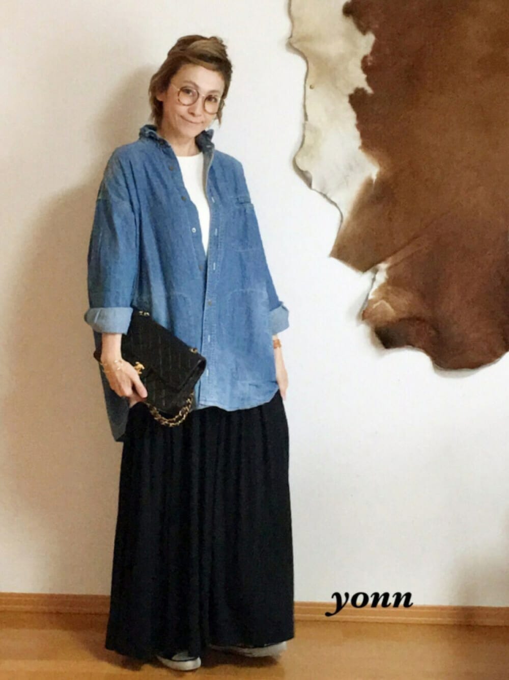 「秋のコーデ、スニーカー、simple、オトナ女子、デニムシャツ、ダンガリーシャツ、ママコーデ、レオハード柄」｜「Le Melangeのアイテム（シャツ/ブラウス、ブルー系）」を使った、yonn😚さん（レディース・163cm）の秋コーディネートの1枚目の写真