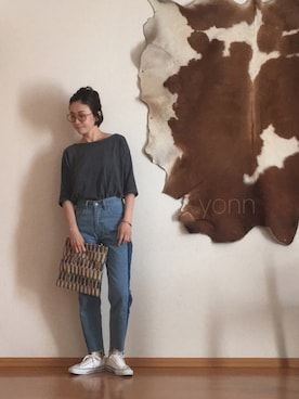 「AZUL by moussy（アズールバイマウジー）のフレイドヘムクラッシュストレートデニム（デニムパンツ）」を使った、yonn😚さん（レディース・163cm）の夏コーディネート