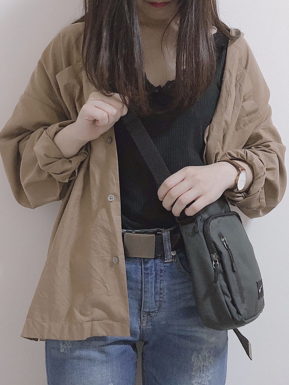 「シンプルコーデ、オトナカジュアル、低身長、プチプラコーデ、スポーツミックス、サコッシュ、デニムパンツ、秋のコーデ、ガチャベルト、NIKE」｜「GLOBAL WORKのオープンカラーシャツ長袖/772219（シャツ/ブラウス、ブラウン系）」を使った、ERIKAさん（レディース・152cm）の夏コーディネートの1枚目の写真